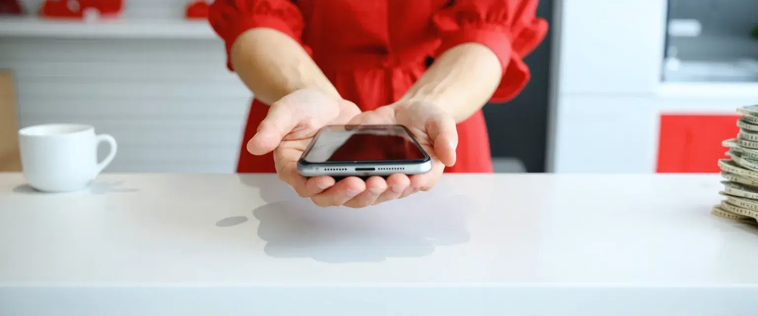 Kundin verkauft ihr Smartphone am Tresen